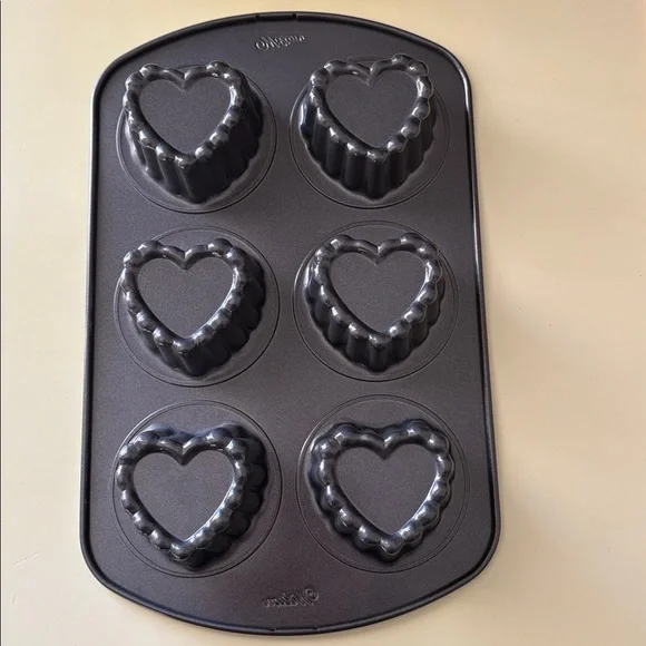 Wilton cupcake heart shaped baking pan - Picture 3 of 4